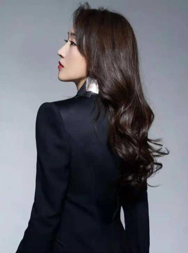 原创71年的杨钰莹真美穿黑色西装配皮裤时髦洋气气质高贵不做作