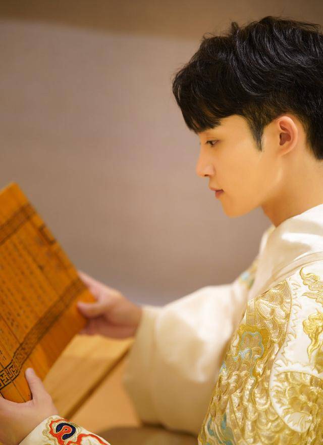 原创陈名豪的颜值真高穿汉服像是世家贵公子风度翩翩好有气质