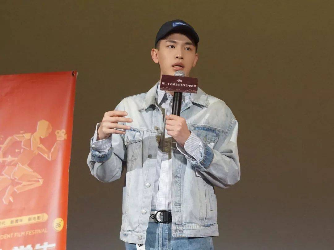 谈及电影对原著的改动之处,青年演员辛云来表示:"原著比电影要残酷的