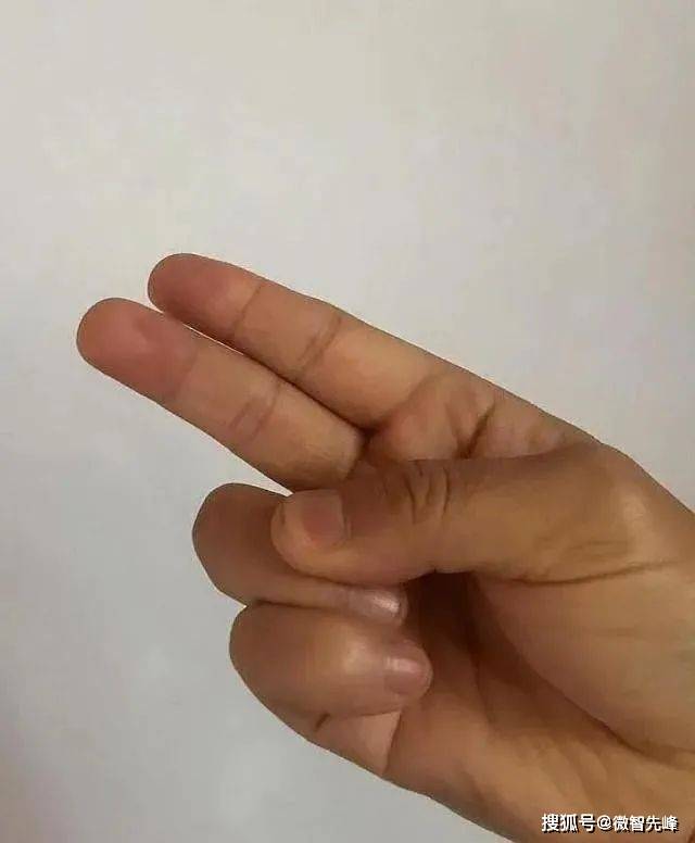 首先,右手剑指(小指和无名指屈于掌心,食指和中指成剑状);左手拇指