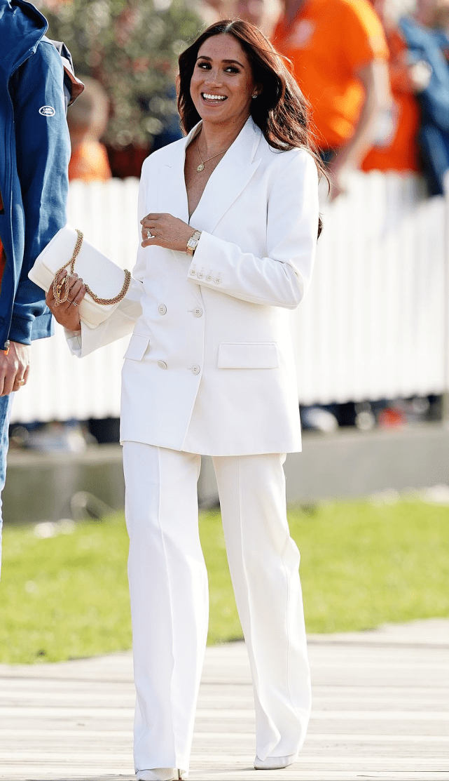 梅根在荷兰的首套造型,是一条很有霸总风范的白色西服套装.