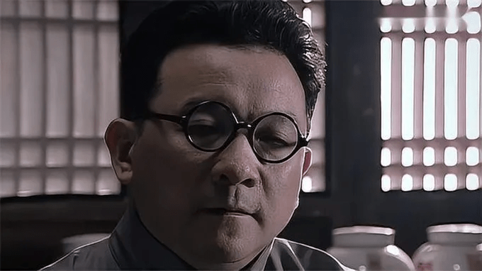 闻仲太师扮演者施正泉,是一名京剧演员,1996年去世.