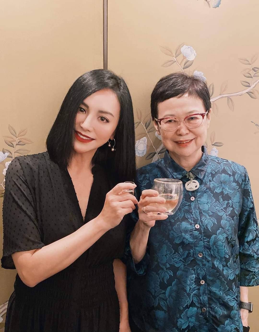 54岁田丽晒近照风韵不减经历两段失败婚姻如今更爱自己