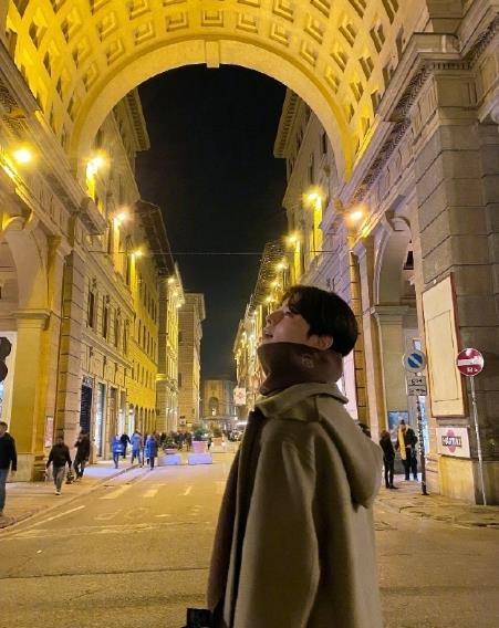 23岁车银优私照合集,军绿色大衣 迷人中分,是个好看的男孩子!