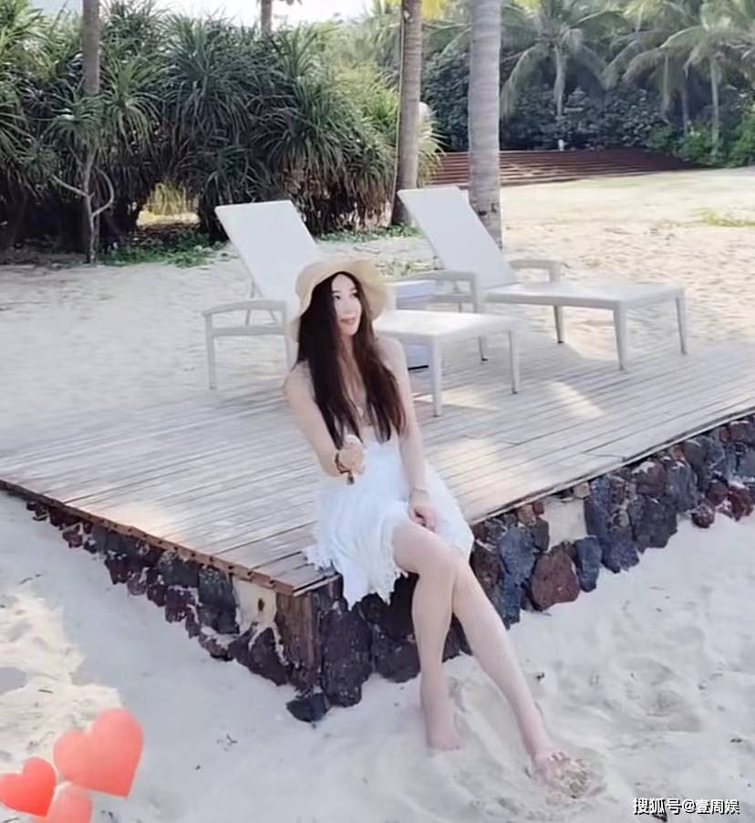 画面特别的唯美,远看就像是仙女下凡一样,特别的年轻,一点都不像50几