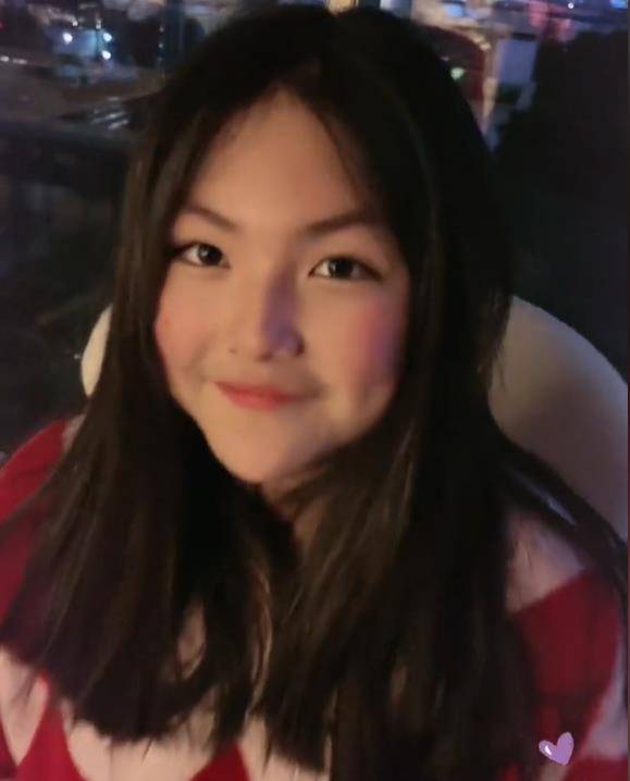 原创12岁王诗龄近照瘦一大圈下巴尖成锥子形状穿紧身裤双腿十分细