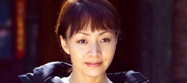 原創50歲女藝人節目磕頭跪謝嘉賓演員節操碎一地她們到底怎麼了