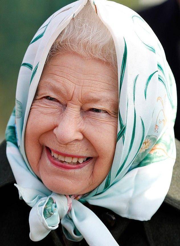 93岁英女王罕见穿斗篷大衣 黑斗篷配花头巾太可爱 老奶奶超爱美 梅根哈里 感觉 帽子 93岁英女王罕见穿斗篷大衣 黑斗篷配花头巾太可爱 老奶奶超爱美 梅根哈里 感觉 帽子