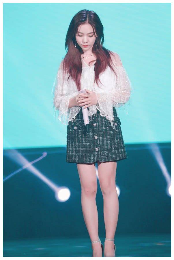 紫宁终于不用掩盖腿伤,秀出"天使腿"后,成万千直男必备壁纸!