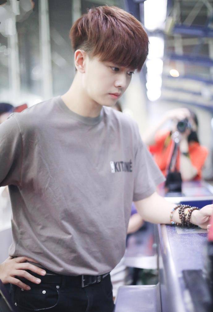 30岁任嘉伦私服帅照曝光穿衬衫配黑裤状态超好任不修实锤