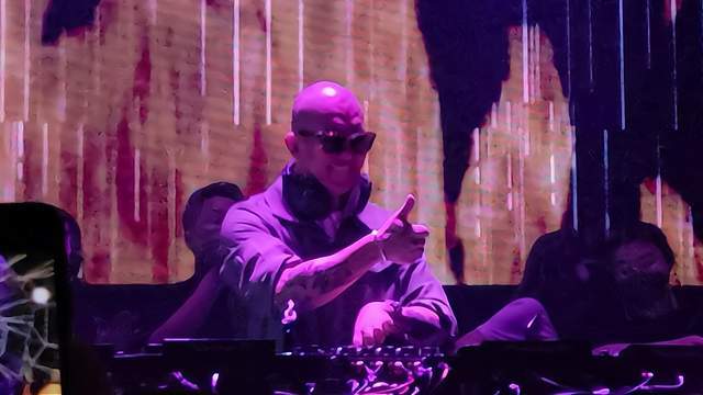 原创具俊晔婚后首次现身夜店小s夫妇到场冲上台与姐夫拥抱比赞