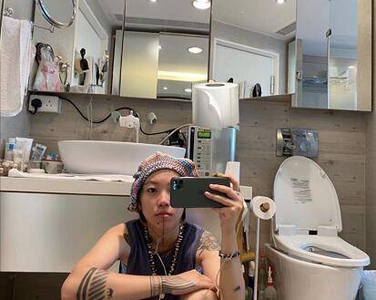 王菲23岁女儿窦靖童近照,各种纹身布满全身,洒脱气质酷似妈妈_网友