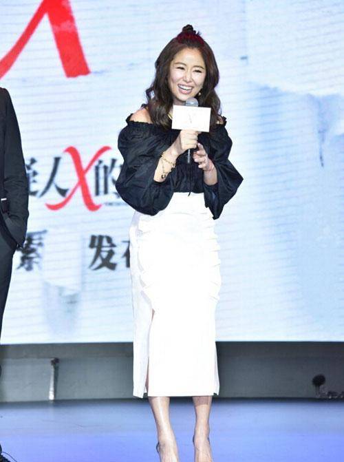 林心如44岁气质依旧,穿藏色连体裤亮相活动,身材,状态没得挑