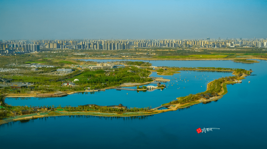 西安昆明池，曾是汉武帝训练水军的基地，如今为西安最大城市湖泊