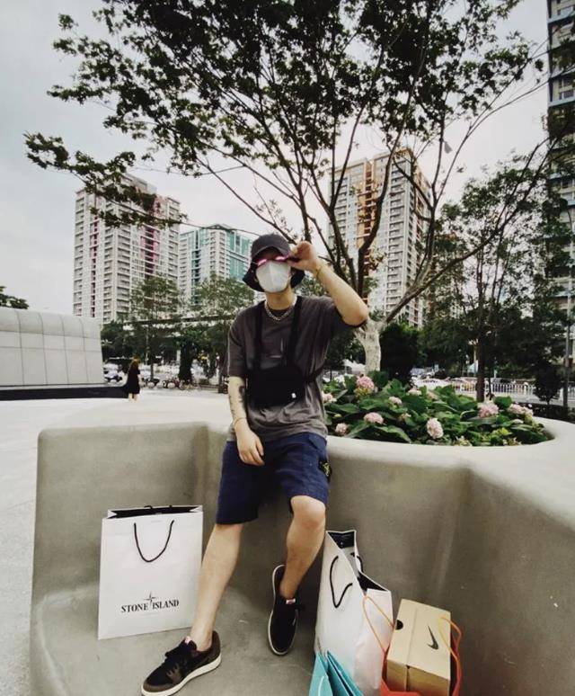 pgone晒近照,女友视角加女性购物袋,疑似依旧与李小璐