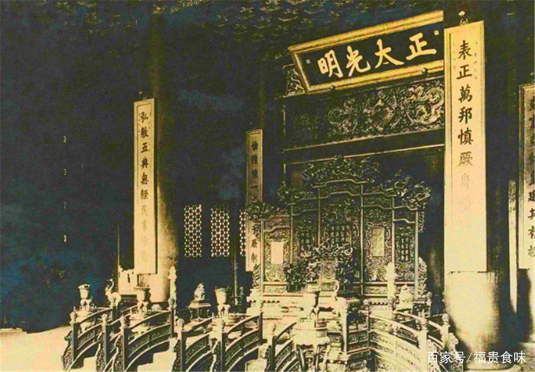 原创100年前紫禁城老照片太和殿陈设精雕细刻院子里的杂草野长