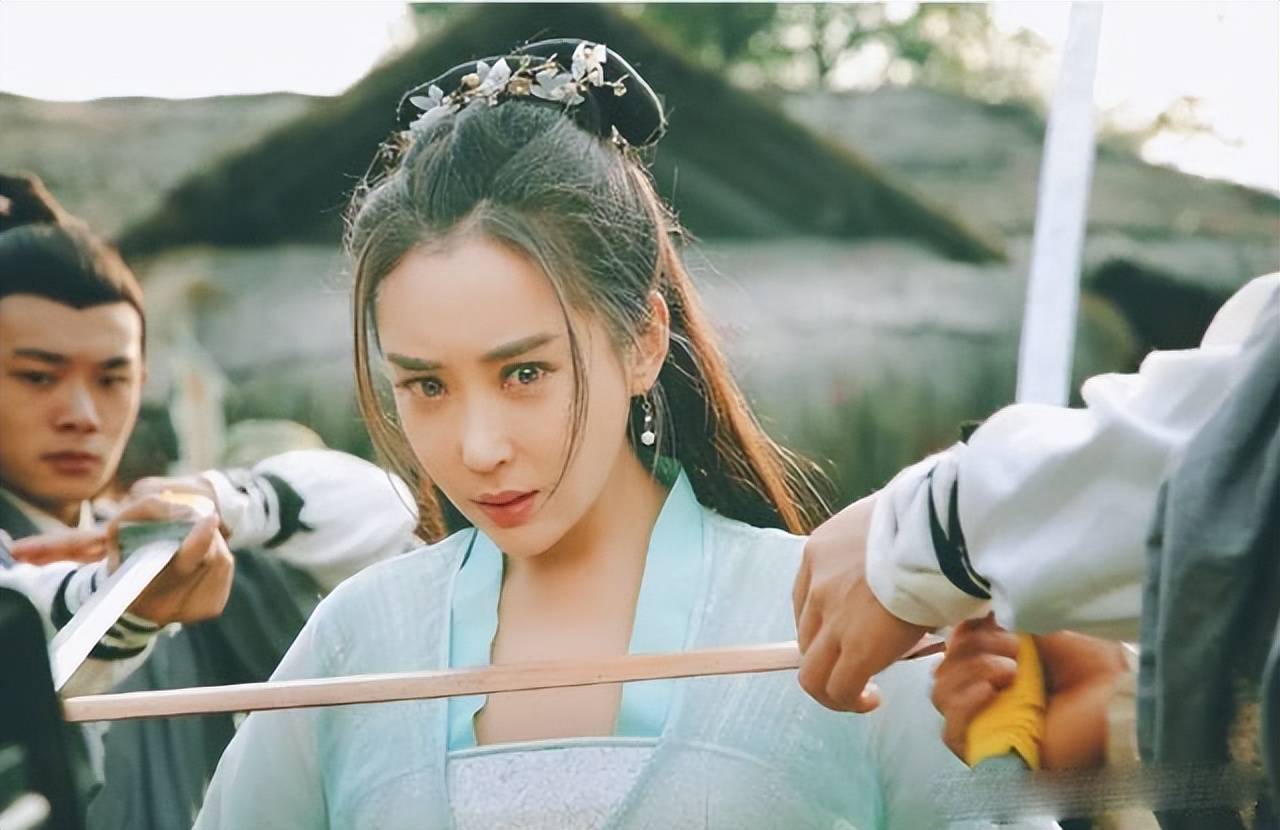 杜若溪之前是一名实力不错的女演员,曾出演过《铁梨花》《勇敢的心》
