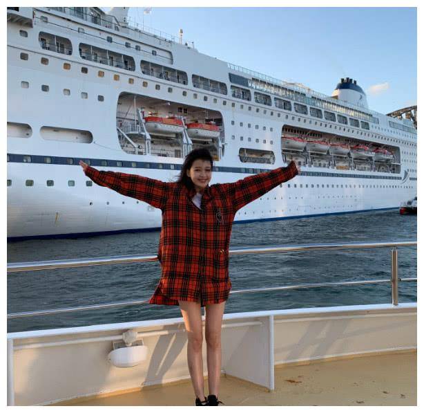 原创孙怡盛装亮相活动穿草莓刺绣配大背头显成熟女人味