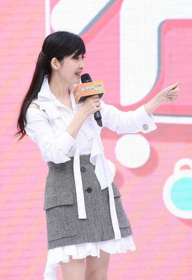 原创无精修的周慧敏有点老八字纹明显苹果肌松弛终于信她52岁