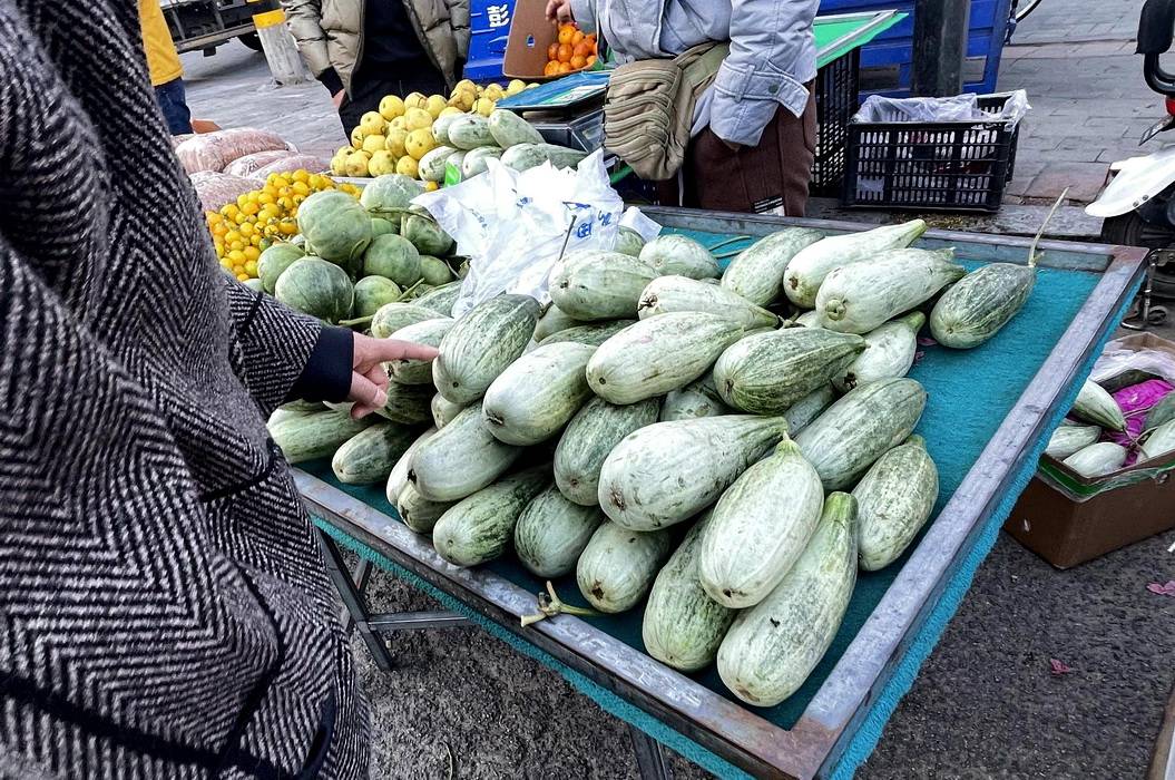 探訪東北早市物價,物價迴歸正常,最便宜的巨峰葡萄才賣2元_價格_市場