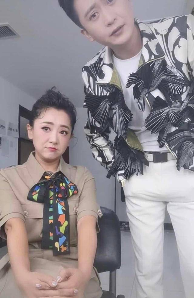 其实,从月亮姐姐晒出的视频背景来看,他们家里的装修朴实,并没有传闻