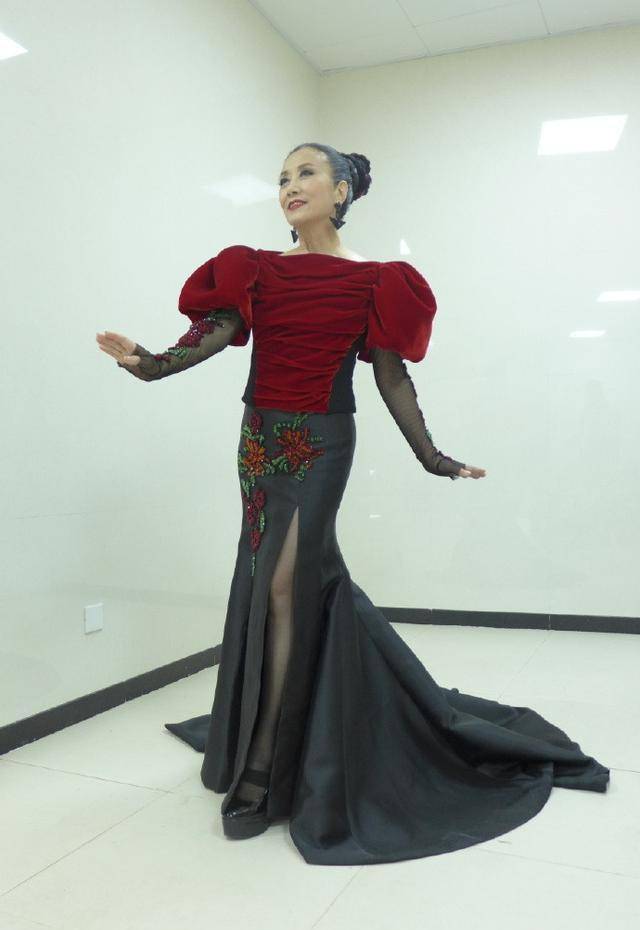 原创72岁汪明荃不服老无痕裤不够还踩两根针哪个奶奶这样穿