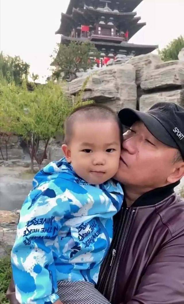 57岁谢东公园遛娃,父子两人相差55岁,与侯宝林关系扑朔迷离_脸蛋_儿子
