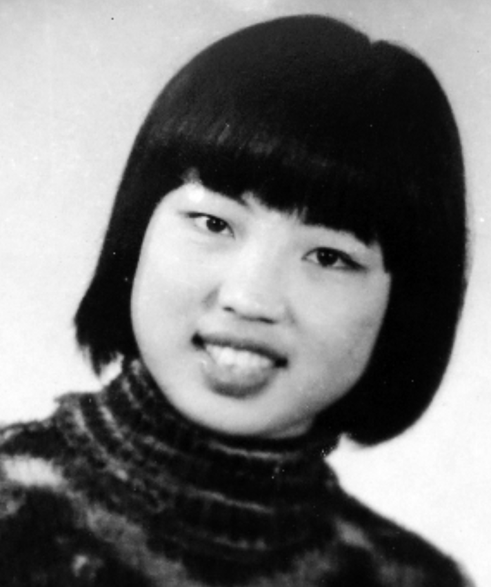 当她被发现时,许秀娟蜷缩在湖中,她的身体已经很冷了,两只丹顶鹤站在