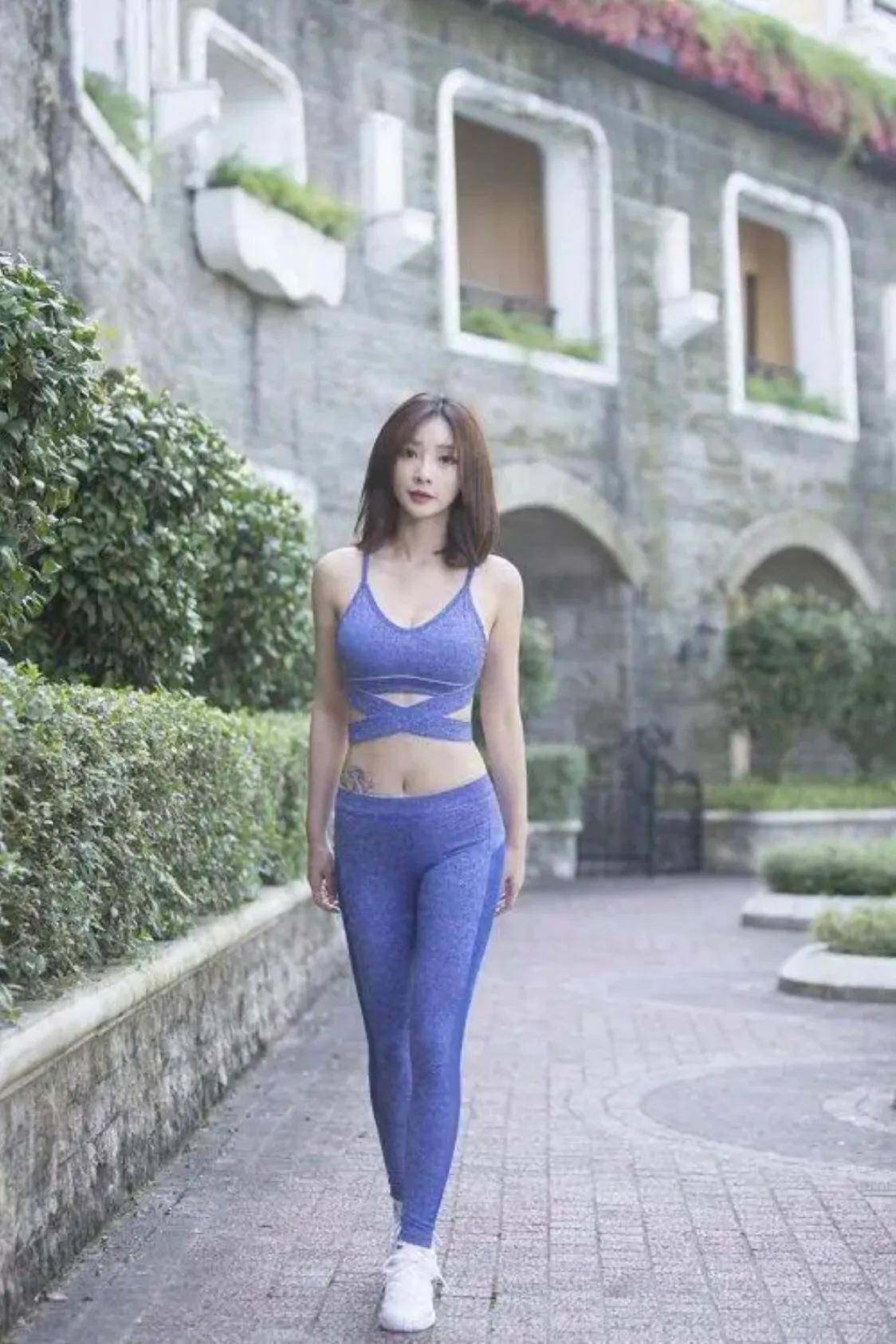 明星图集柳岩性感健身照好身材一览无遗腰间还有纹身