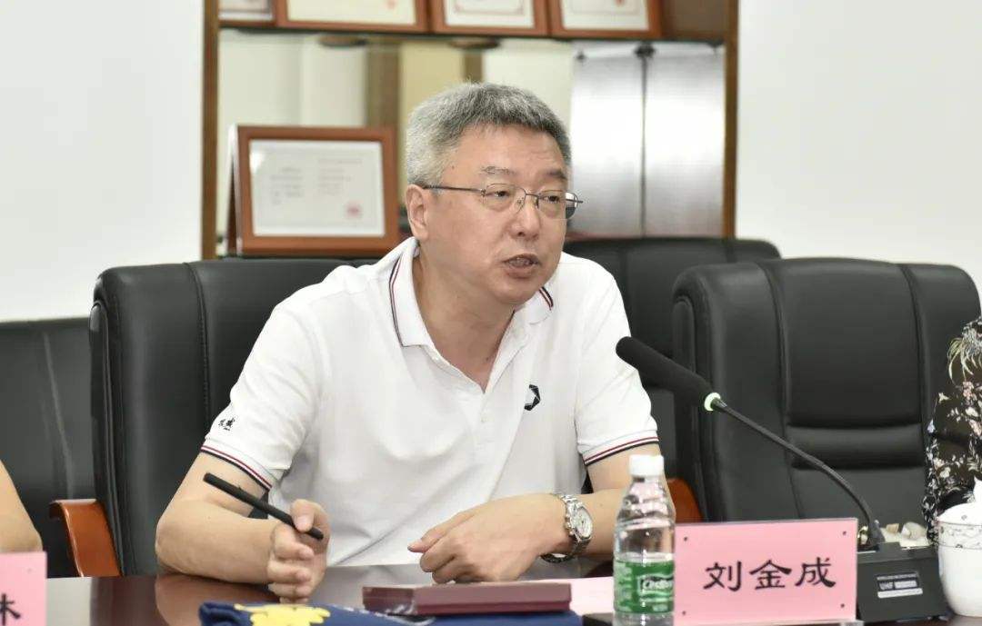 1999年,刘金成进入当时著名的电池生产企业广东惠州德赛集团,2年后