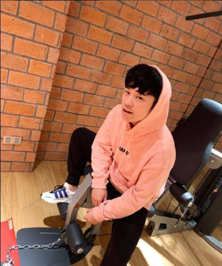 原创陈赫娶了什么宝贝媳妇35岁张子萱穿短裙瘦出铅笔腰身材绝了