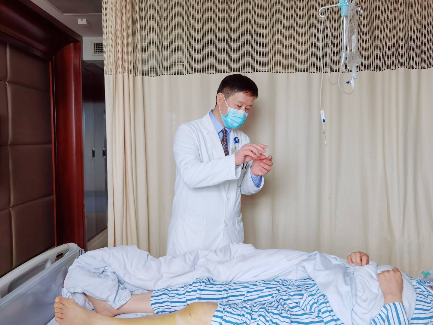 今日长三角医脉相承本期拍摄主人公浙江省90民医院骨科主任毕擎