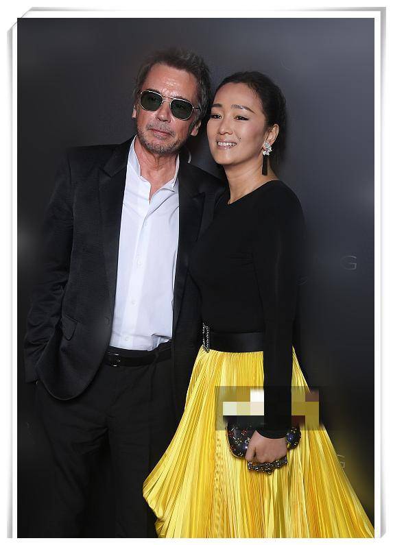 巩俐终于不玩霸气了百褶裙配修身衫太减龄和男友对视超少女