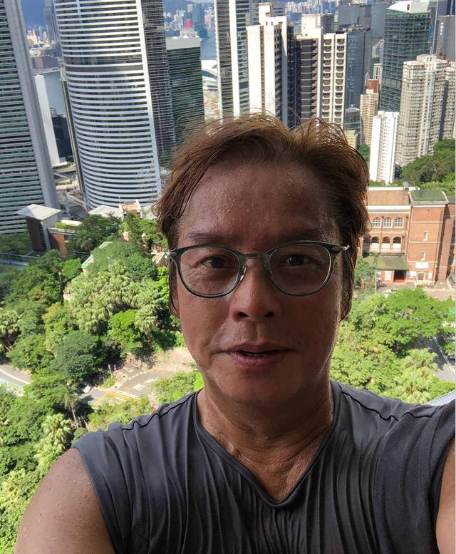 原创69岁谭咏麟晒近照皮肤松弛脖颈纹深重瘦到脱相脸颊凹陷引人忧