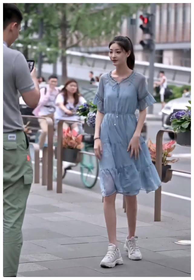 椰子鞋已经凉凉了,现在大家都在穿"鱼骨鞋",配裙子超优雅!_姐姐_白色_