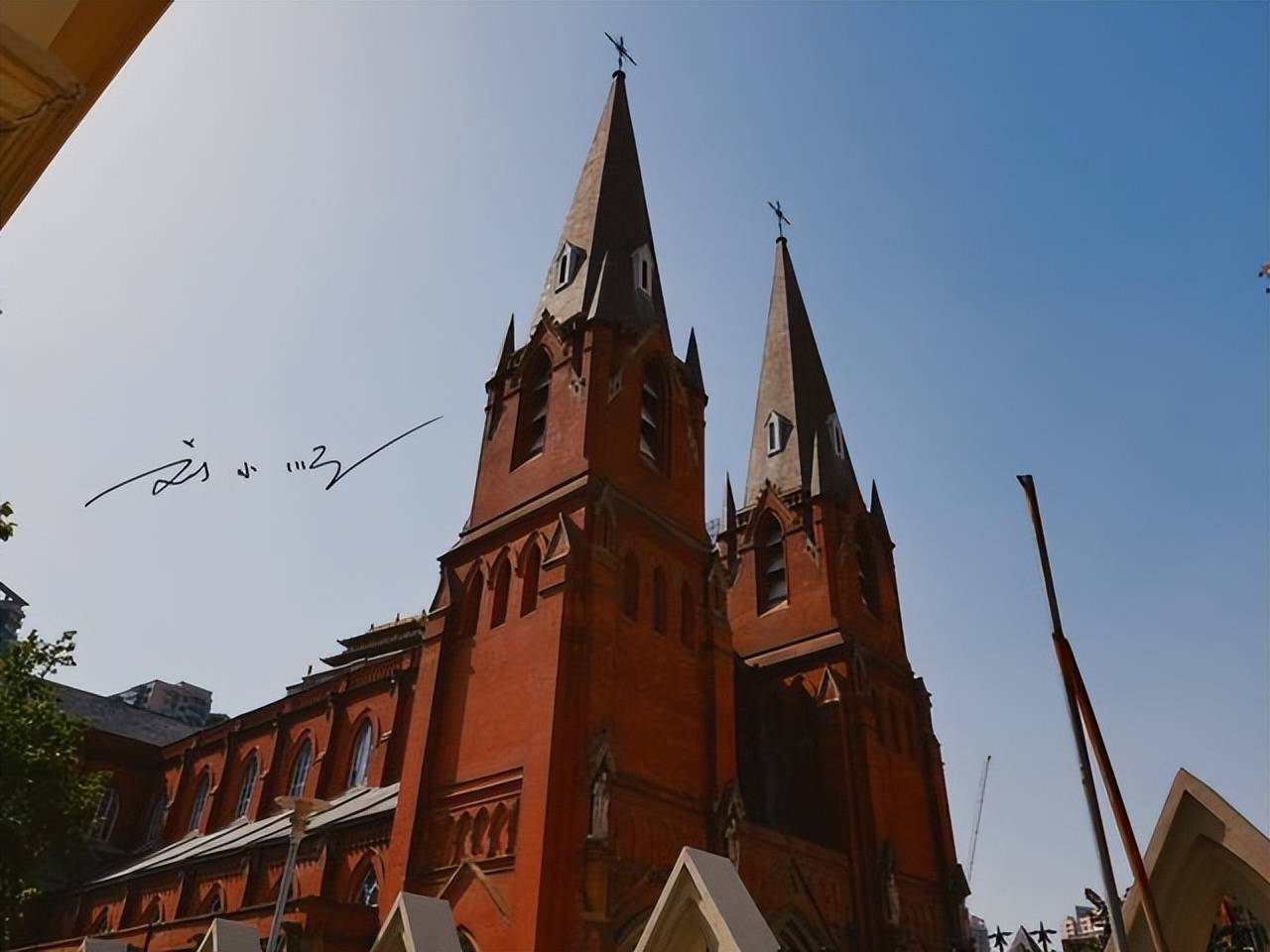 上海有一座著名教堂，已有百年历史，曾被誉为“远东第一大教堂”