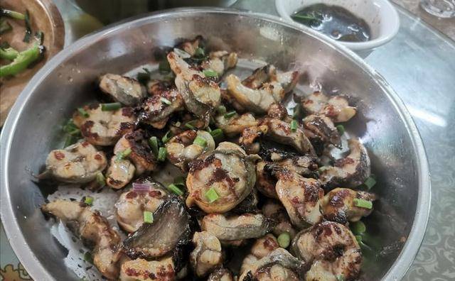 店里面的煎白鳝是非常受欢迎的一道菜品,他家的煎白鳝是现杀现做的