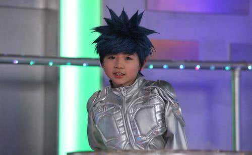 如今19岁短发素颜,撞脸王俊凯!