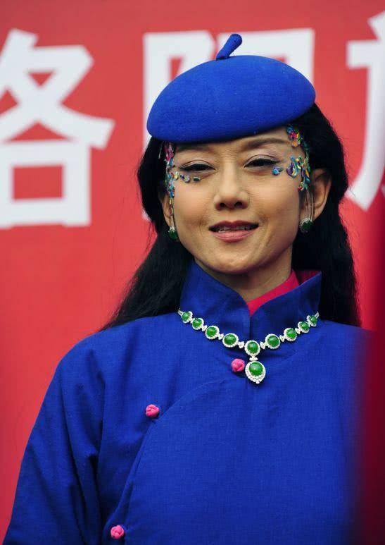 61岁的杨丽萍成老佛爷,20多年没自己洗过澡,受伤要男助理伺候