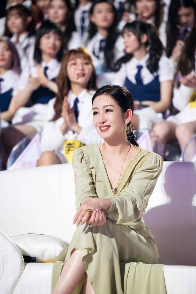 原创秦海璐霸气侧露一袭黑色西装尽显时髦帅气感挡不住的气场