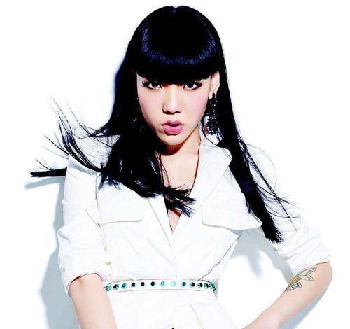 好声音出道的吴莫愁,自称是大学时的校花,照片让网友们不淡定了_认可