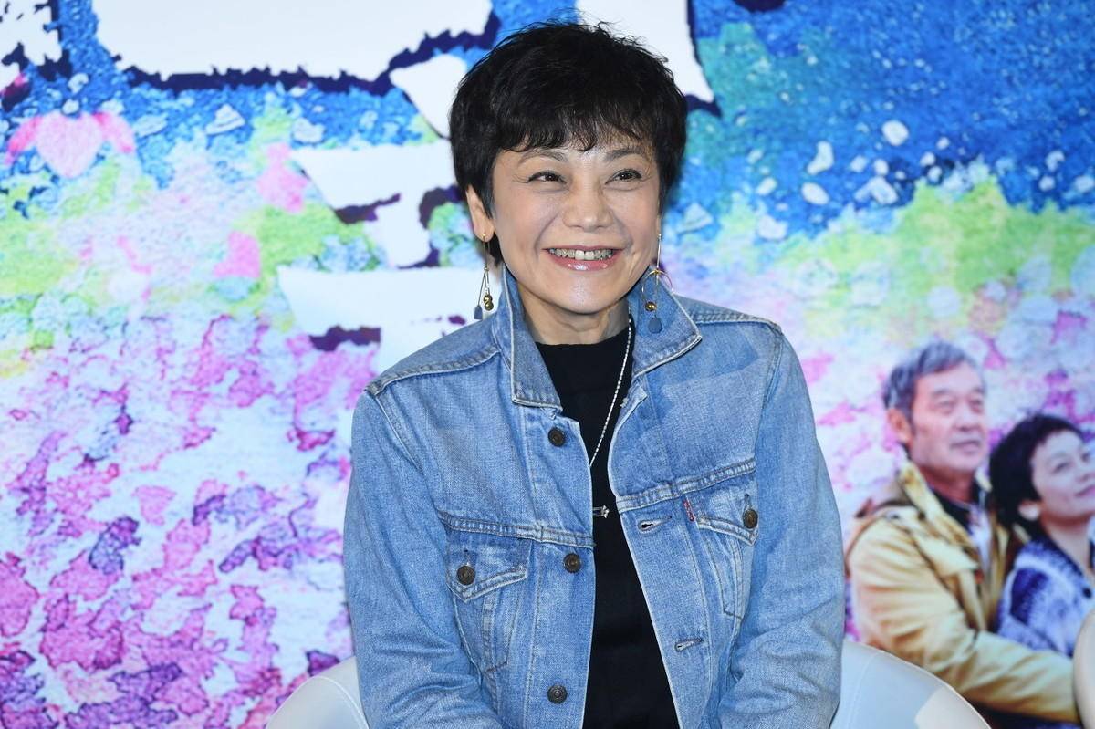 张艾嘉无惧皱纹老得真实穿牛仔外套配半身裙亮相短发活力十足