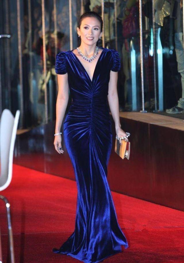 生过两娃的章子怡越来越像小孩扮嫩学少女嘟嘴但发际线太显龄