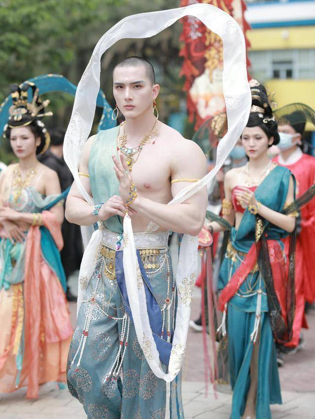国风男菩萨cos走红,身材好却遭辱骂,诠释美必须穿着保守吗_cos_敦煌