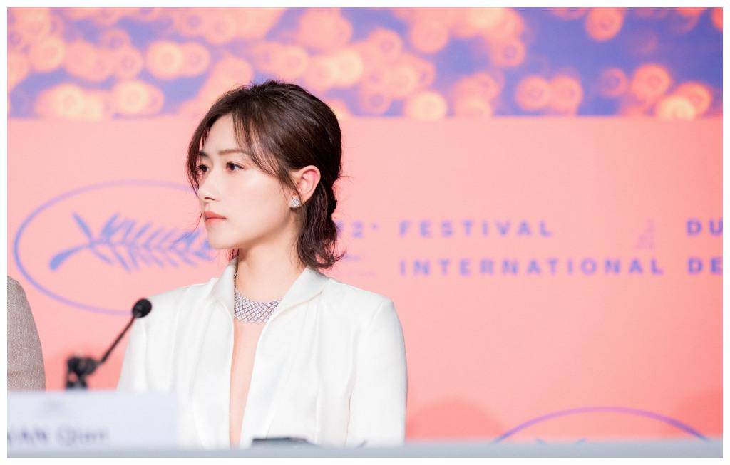 原创万茜和宋慧乔剪掉十年长发变波波头短发造型减龄时髦又大气