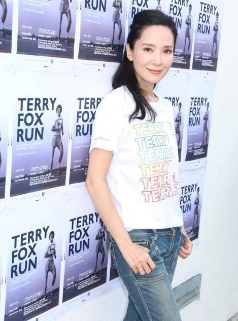 45岁郭羡妮近照曝光曾感情波折如今女儿7岁家庭美满