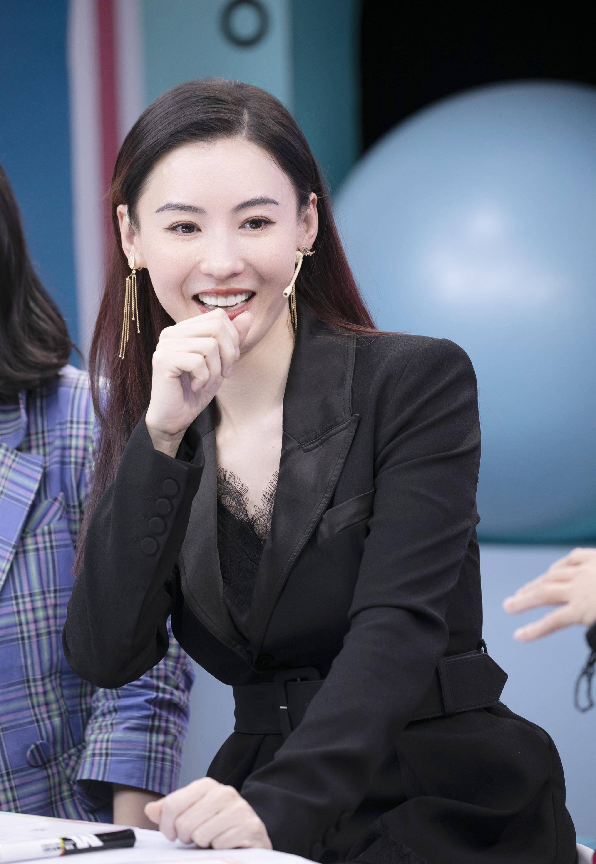 原创张柏芝不愧是港风美人西装配蕾丝时尚撩人40岁颜值依然在线