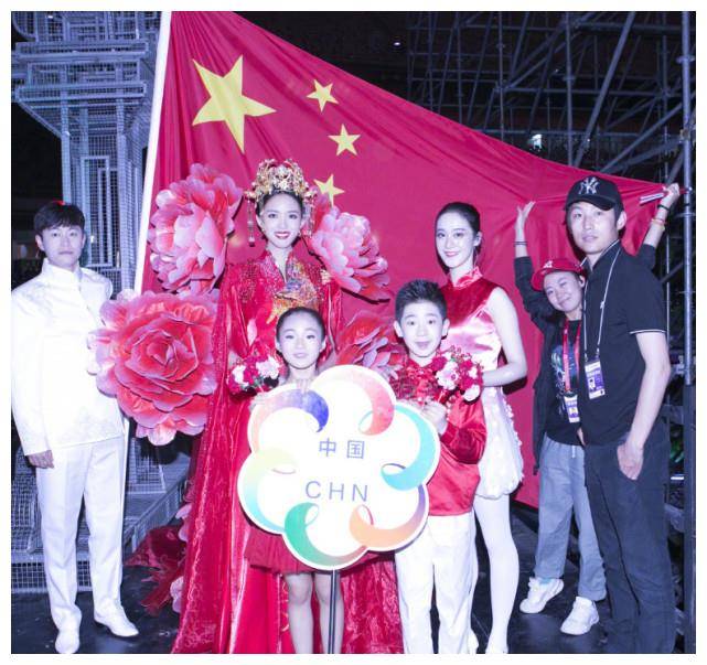 张梓琳中国红扮相登台，气质出众惹刷屏，像极“人间富贵花”