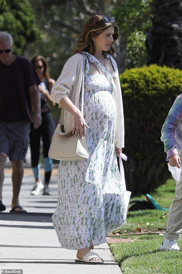 地关照着女儿莱拉,凯瑟琳则是自己照顾自己,而克里斯和前妻安娜的儿子