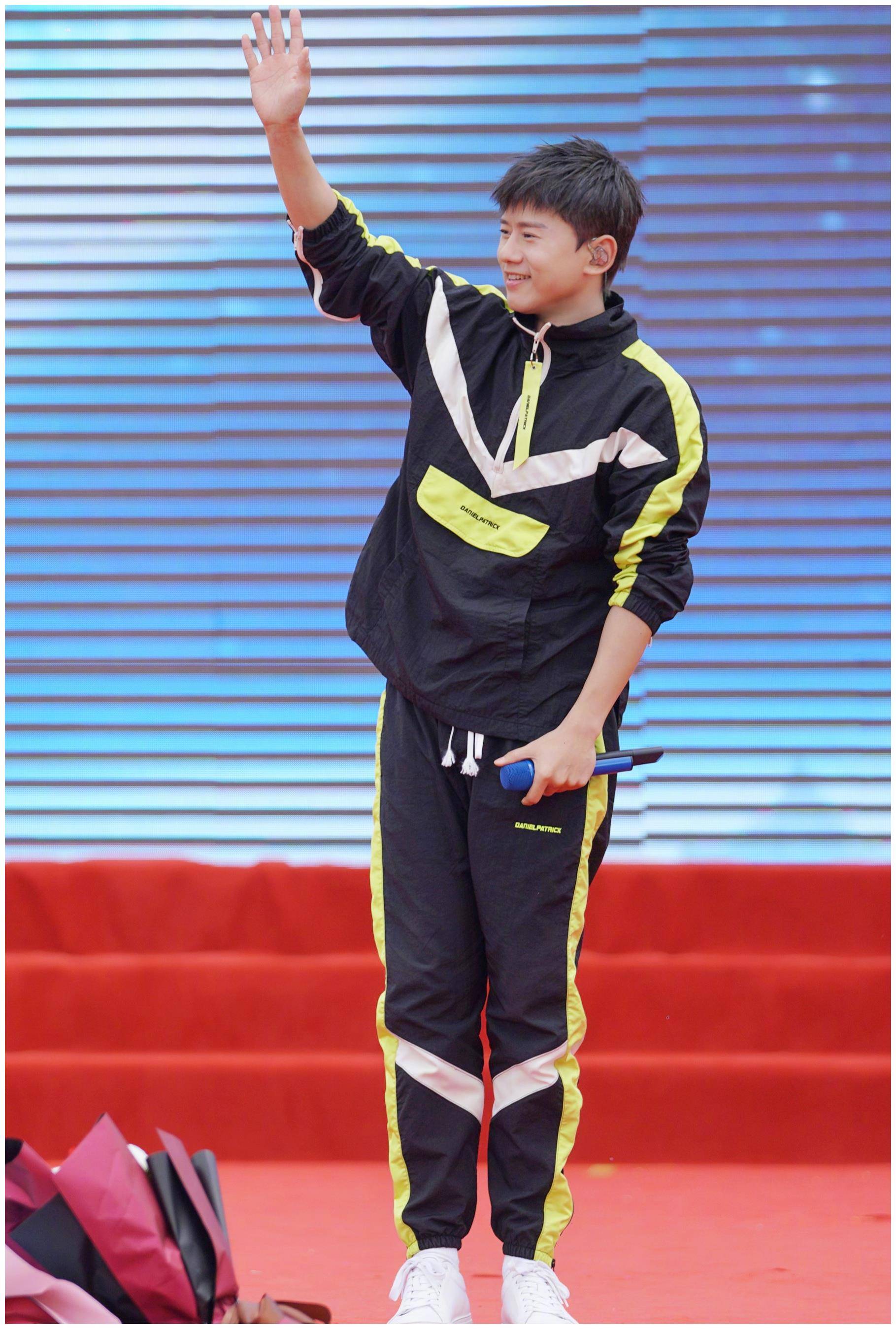 8,黑色运动服白色运动鞋张杰穿着全身运动服.